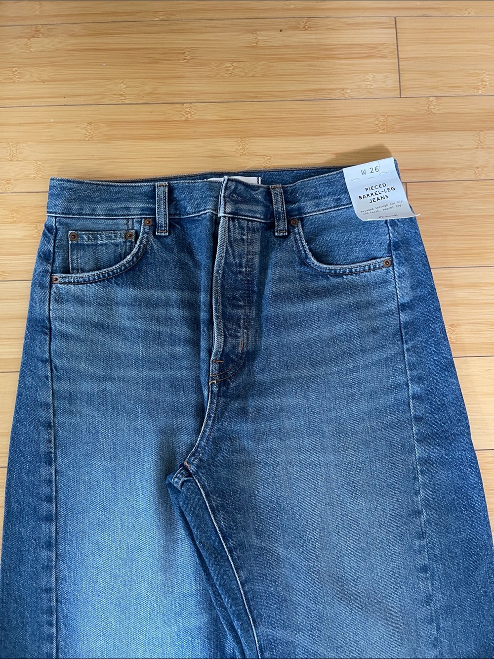 Madewell Women NWT Pieced Barrel Leg Denim Jeans in Medium Blue Wash Button 26 - Picture 2 of 15